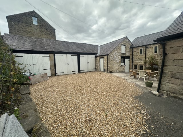Cottage with stables in Buxton